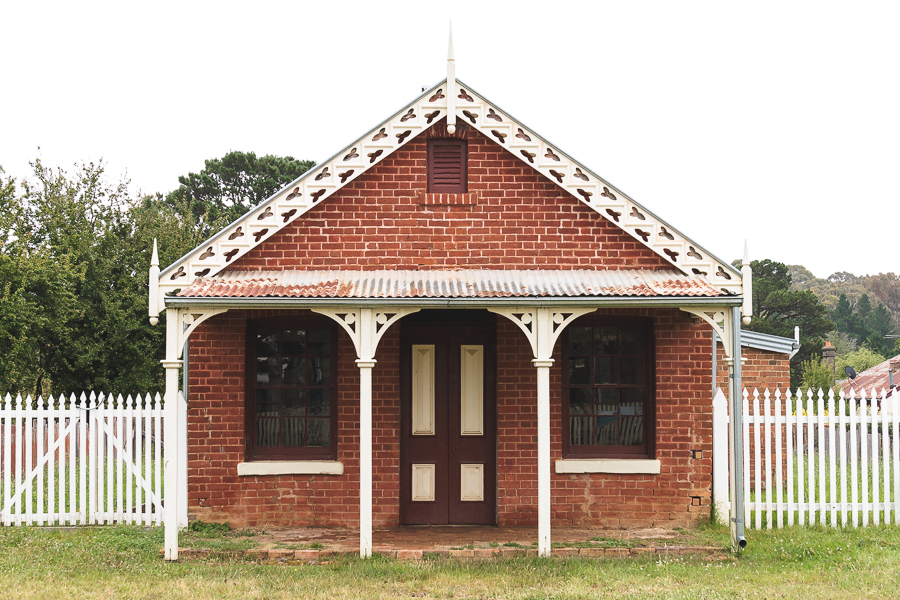 A cottage and picket fence in Sofala, NSW